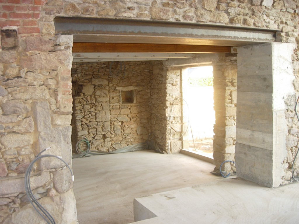 Ouverture de mur en pierre, en béton à Corbès