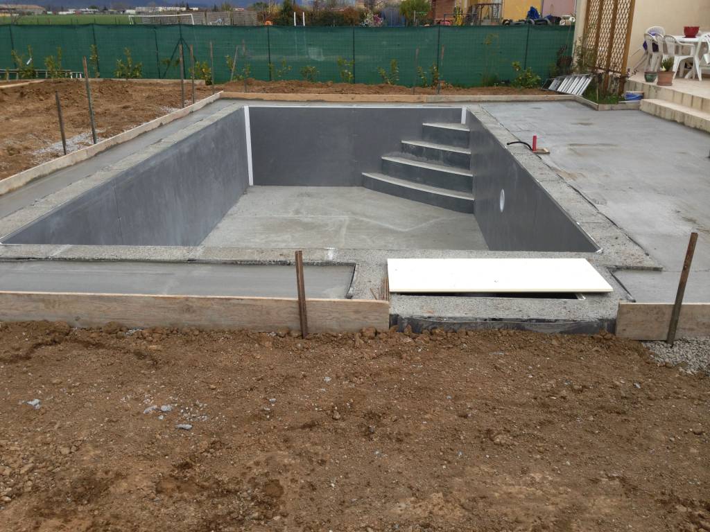 Création piscine béton Nîmes